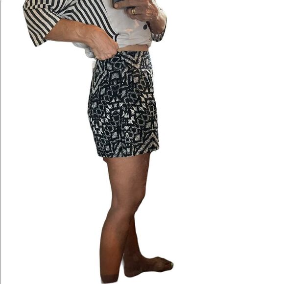 ANTHROPOLOGIE SANCTUARY  Black & White Shorts.Sz S - Picture 4 of 13